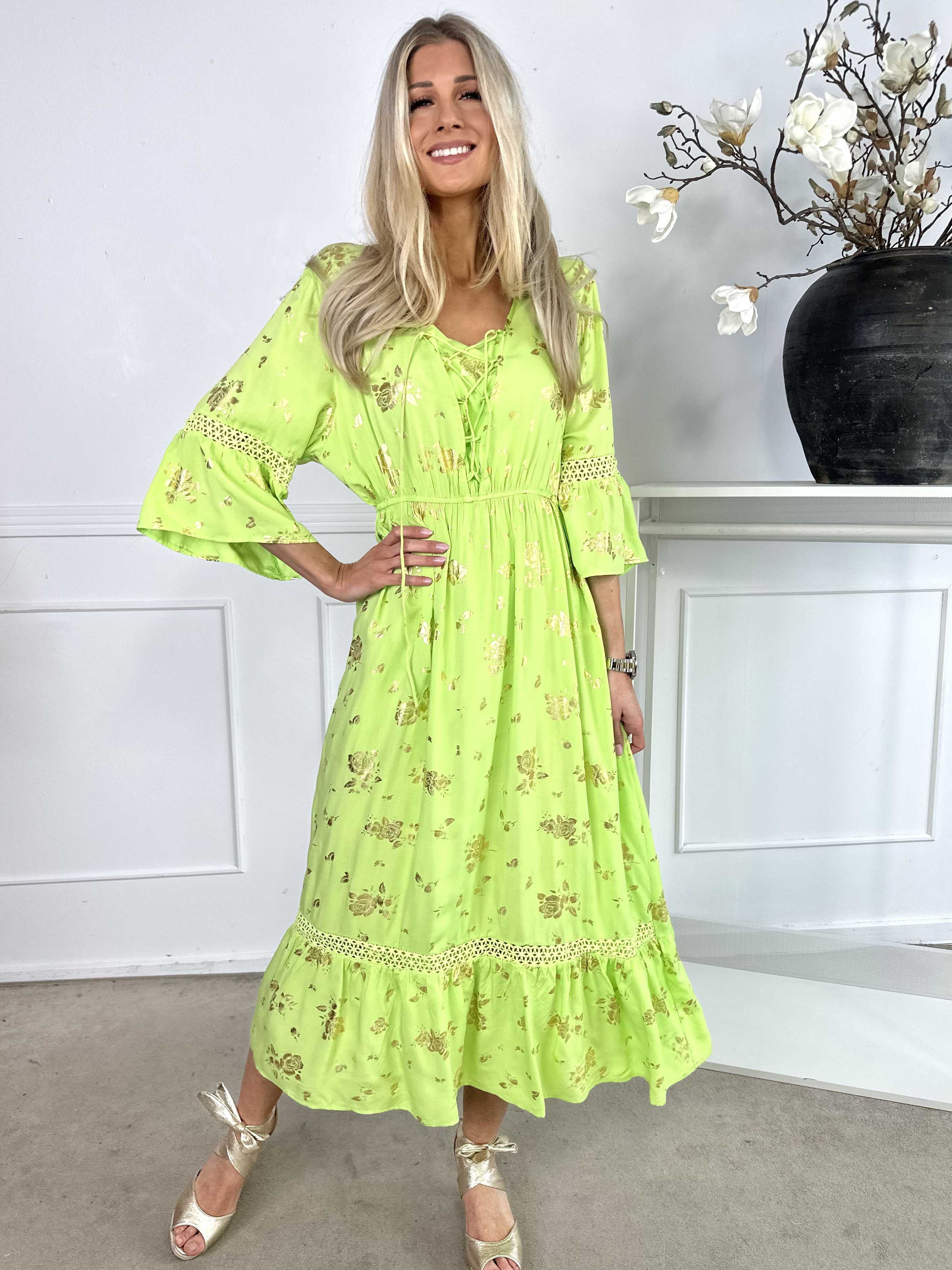 Pernilla - Klänning med guldfärgade blommor och broderier